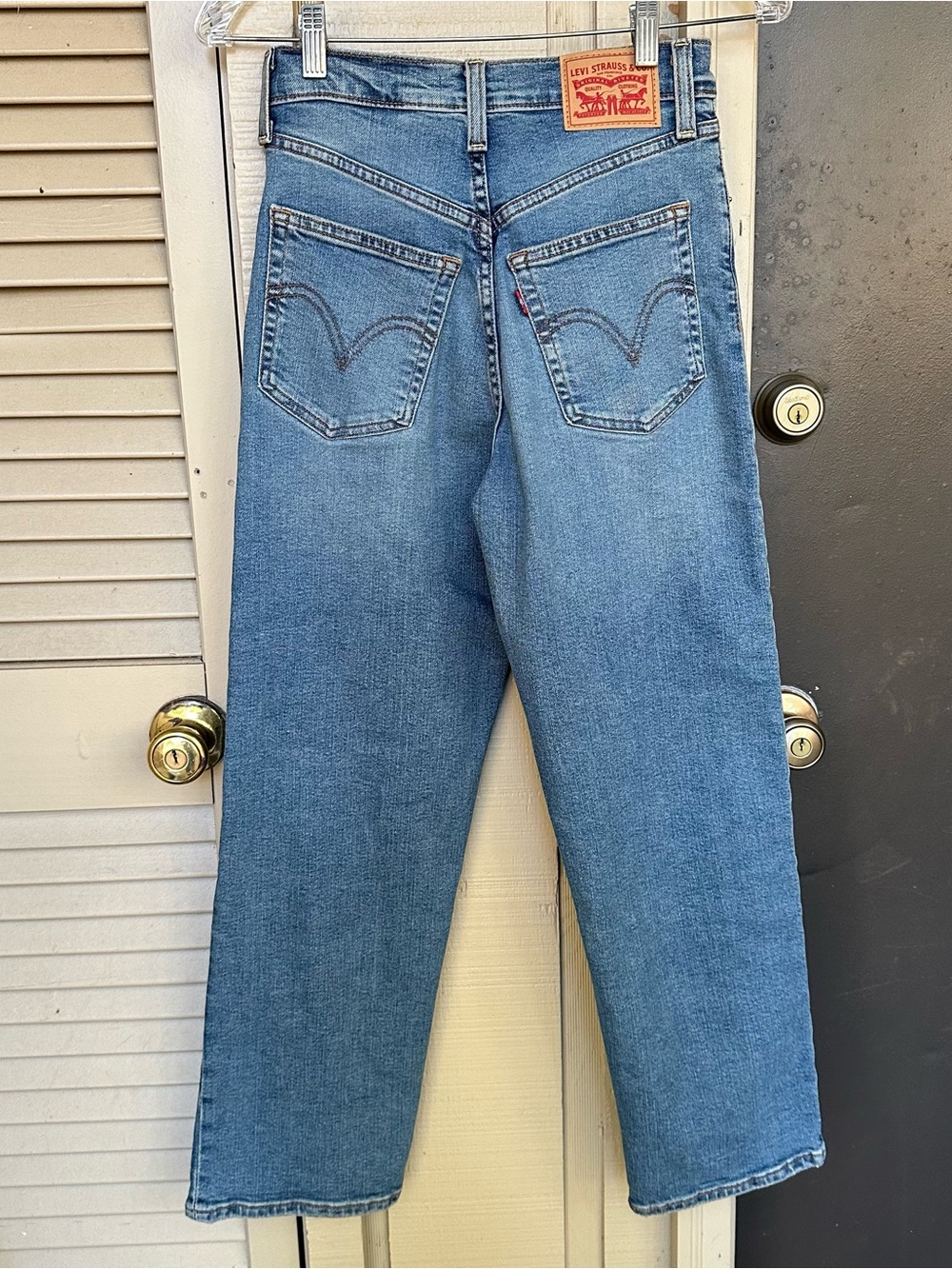 Levi’s “Ribcage Ankle Straight” Buttonfly Jeans
Size 26